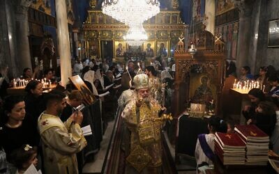 Des chrétiens gazaouis assistant à la messe du Vendredi saint à l'église grecque orthodoxe Saint-Porphyre, à Gaza-City, le 18 avril 2025. (Crédit : Jehad Alshrafi/AP)