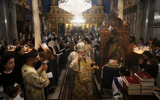 Des chrétiens gazaouis assistant à la messe du Vendredi saint à l'église grecque orthodoxe Saint-Porphyre, à Gaza-City, le 18 avril 2025. (Crédit : Jehad Alshrafi/AP)