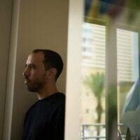 L'ex-otage israélien Tal Shoham, qui était détenu par le Hamas dans la bande de Gaza, posant pour une photo, à Tel Aviv, le 22 avril 2025. (Crédit : Maya Alleruzzo/AP)