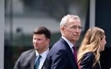 Le ministre norvégien des Finances, Jens Stoltenberg, quittant la Maison Blanche après avoir participé à une réunion avec le président américain Donald Trump, à Washington, le 24 avril 2025. (Crédit : Alex Brandon/AP)