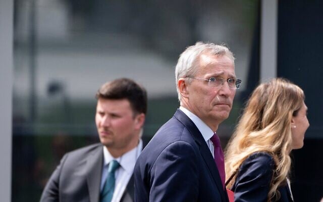 Le ministre norvégien des Finances, Jens Stoltenberg, quittant la Maison Blanche après avoir participé à une réunion avec le président américain Donald Trump, à Washington, le 24 avril 2025. (Crédit : Alex Brandon/AP)