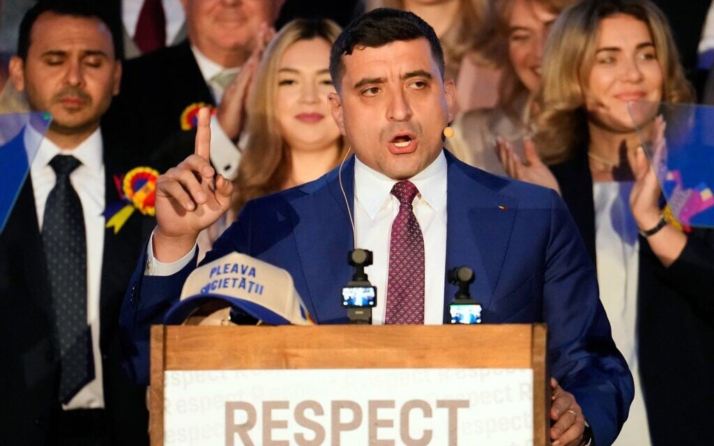 Le candidat à la présidence George Simion s'adressant aux médias après la clôture du scrutin pour le second tour, annulé et réorganisé, de l'élection présidentielle dans le pays, à Bucarest, en Roumanie, le 18 mai 2025. (Crédit : Vadim Ghirda/AP)