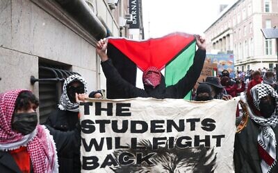 Un groupe de manifestants pro-palestiniens s'éloigne de l'université Columbia, le 21 mai 2025, à New York. (AP Photo/Heather Khalifa) Un groupe de manifestants pro-palestiniens s'éloigne de l'université Columbia, le 21 mai 2025, à New York. (AP Photo/Heather Khalifa)