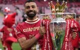 Mohamed Salah, joueur de Liverpool, pose avec le trophée du vainqueur après le match de foot de la Premier League anglaise entre Liverpool et Crystal Palace au stade Anfield de Liverpool, en Angleterre, le dimanche 25 mai 2025. (Crédit : AP Photo/Jon Super)