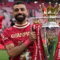 Mohamed Salah, joueur de Liverpool, pose avec le trophée du vainqueur après le match de foot de la Premier League anglaise entre Liverpool et Crystal Palace au stade Anfield de Liverpool, en Angleterre, le dimanche 25 mai 2025. (Crédit : AP Photo/Jon Super)