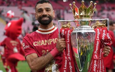 Mohamed Salah, joueur de Liverpool, pose avec le trophée du vainqueur après le match de foot de la Premier League anglaise entre Liverpool et Crystal Palace au stade Anfield de Liverpool, en Angleterre, le dimanche 25 mai 2025. (Crédit : AP Photo/Jon Super)