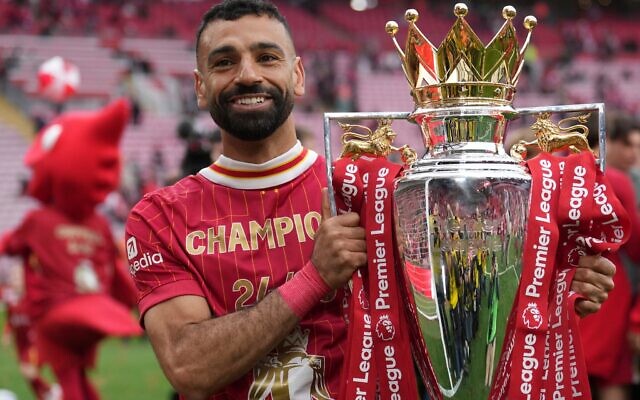 Mohamed Salah, joueur de Liverpool, pose avec le trophée du vainqueur après le match de foot de la Premier League anglaise entre Liverpool et Crystal Palace au stade Anfield de Liverpool, en Angleterre, le dimanche 25 mai 2025. (Crédit : AP Photo/Jon Super) Mohamed Salah, joueur de Liverpool, pose avec le trophée du vainqueur après le match de foot de la Premier League anglaise entre Liverpool et Crystal Palace au stade Anfield de Liverpool, en Angleterre, le dimanche 25 mai 2025. (Crédit : AP Photo/Jon Super)
