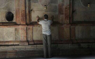 Un homme en visite à l'église du Saint-Sépulcre, dans la Vieille Ville de Jérusalem, le 11 juin 2025. (Crédit : Mahmoud Illean/AP)