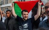 L'activiste américain anti-Israël et pro-palestinien Mahmoud Khalil brandit un drapeau palestinien lors d'un rassemblement célébrant son retour de détention par les services d'immigration, le 22 juin 2025, à New York. (Crédit : Olga Fedorova/AP)