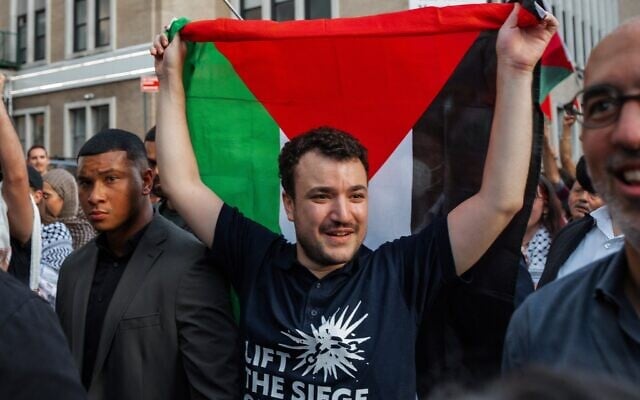 L'activiste américain anti-Israël et pro-palestinien Mahmoud Khalil brandit un drapeau palestinien lors d'un rassemblement célébrant son retour de détention par les services d'immigration, le 22 juin 2025, à New York. (Crédit : Olga Fedorova/AP)
