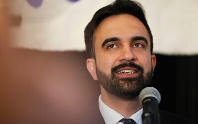Le candidat Démocrate à la mairie de New York, Zohran Mamdani, prend la parole suite à sa victoire électorale aux primaires, à New York, le 25 juin 2025. (Crédit : AP/Heather Khalifa)