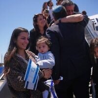 De nouveaux immigrants juifs venus d'Espagne, d'Angleterre, de France et des Pays-Bas débarquant d'un avion le lendemain de l'annonce d'un cessez-le-feu entre Israël et l'Iran, à leur arrivée à l'aéroport international Ben Gurion, près de Tel Aviv, le 25 juin 2025. (Crédit : Ohad Zwigenberg/AP)