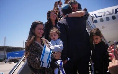 De nouveaux immigrants juifs venus d'Espagne, d'Angleterre, de France et des Pays-Bas débarquant d'un avion le lendemain de l'annonce d'un cessez-le-feu entre Israël et l'Iran, à leur arrivée à l'aéroport international Ben Gurion, près de Tel Aviv, le 25 juin 2025. (Crédit : Ohad Zwigenberg/AP)