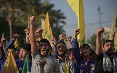 Illustration : Des partisans du Hezbollah brandissent des drapeaux du Hezbollah et scandent des slogans lors d'un rassemblement devant l'ambassade d'Iran à Beyrouth, au Liban, le 25 juin 2025, pour rendre hommage à la République islamique d'Iran pour ce que les organisateurs ont qualifié de « rupture avec l'agression américaine et israélienne ». (Crédit : AP Photo/Hassan Ammar)
