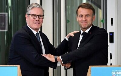 Le Premier ministre britannique Keir Starmer, à gauche, et le président français Emmanuel Macron lors d'une conférence de presse conjointe à Londres, le 10 juillet 2025. (Leon Neal/Pool Photo via AP)