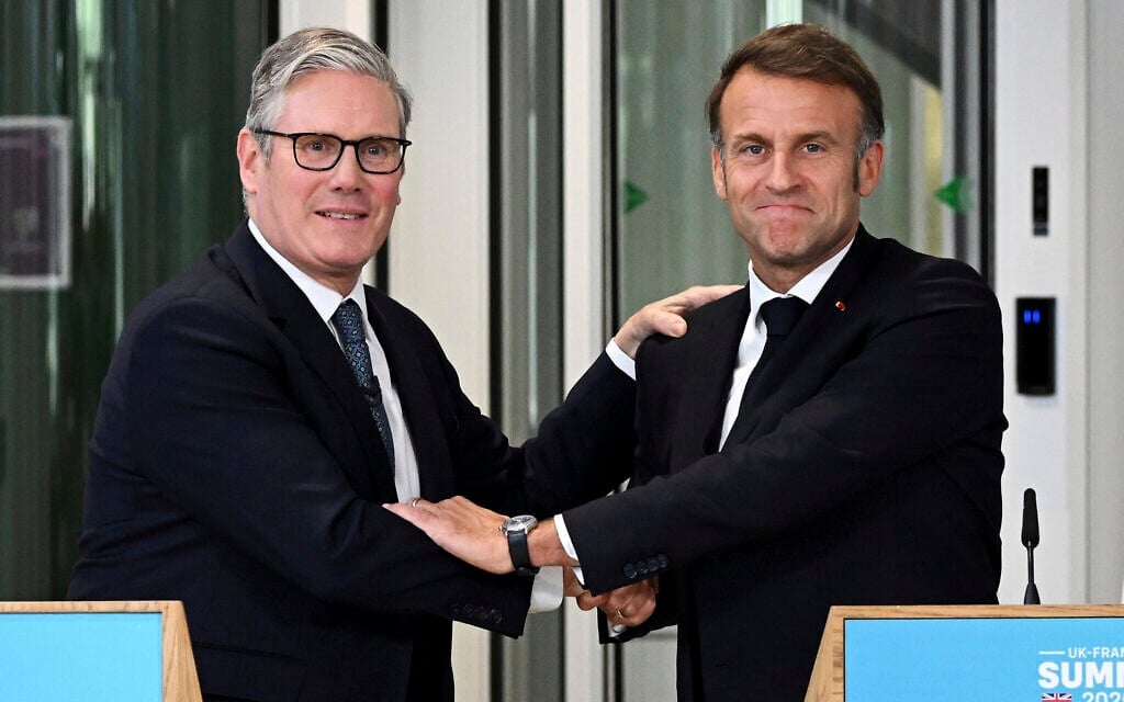 Le Premier ministre britannique Keir Starmer, à gauche, et le président français Emmanuel Macron lors d'une conférence de presse conjointe à Londres, le 10 juillet 2025. (Leon Neal/Pool Photo via AP) Le Premier ministre britannique Keir Starmer, à gauche, et le président français Emmanuel Macron lors d'une conférence de presse conjointe à Londres, le 10 juillet 2025. (Leon Neal/Pool Photo via AP)