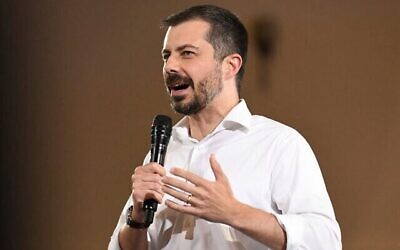 L'ex-secrétaire américain aux Transports, Pete Buttigieg, prend la parole lors d'une assemblée publique de VoteVets, le 13 mai 2025, à Cedar Rapids, dans l'Iowa. (AP Photo/Cliff Jette, fichier)