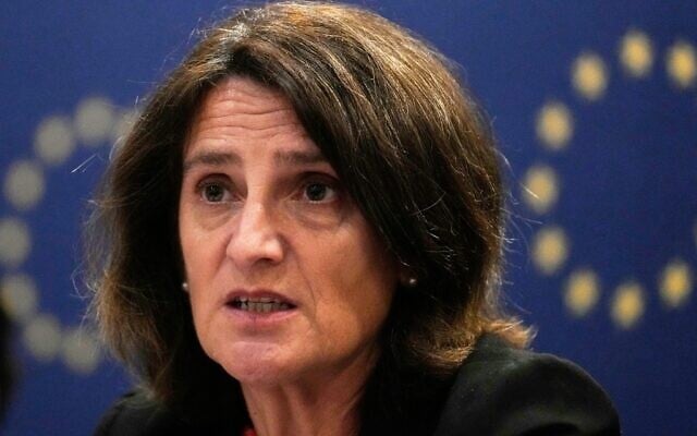 Teresa Ribera, vice-présidente de la Commission européenne chargée d’une transition verte, juste et compétitive, lors d’une conférence de presse à Pékin, le 14 juillet 2025. (Crédit : Mahesh Kumar A./AP)