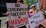 Des manifestants se rassemblent devant le tribunal fédéral Moakley, où l'université de Harvard semble contester une réduction de 2,6 milliards de dollars du financement accordé par l'administration Trump, le 21 juillet 2025, à Boston. (Crédit : AP/Charles Krupa)