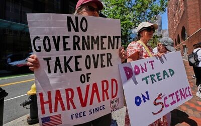 Des manifestants se rassemblent devant le tribunal fédéral Moakley, où l'université de Harvard semble contester une réduction de 2,6 milliards de dollars du financement accordé par l'administration Trump, le 21 juillet 2025, à Boston. (Crédit : AP/Charles Krupa)