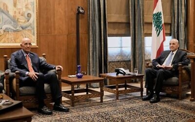 L'ambassadeur américain en Turquie et envoyé spécial en Syrie, Tom Barrack (à gauche) et le président du Parlement libanais, Nabih Berri, à Beyrouth, au Liban, le 22 juillet 2025. (Crédit : Hassan Ammar/AP)