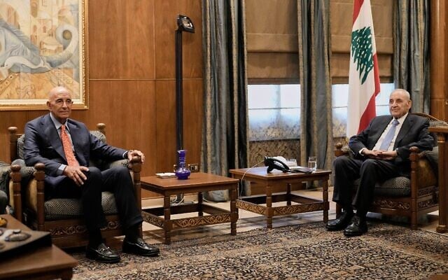 L'ambassadeur américain en Turquie et envoyé spécial en Syrie, Tom Barrack (à gauche) et le président du Parlement libanais, Nabih Berri, à Beyrouth, au Liban, le 22 juillet 2025. (Crédit : Hassan Ammar/AP) L'ambassadeur américain en Turquie et envoyé spécial en Syrie, Tom Barrack (à gauche) et le président du Parlement libanais, Nabih Berri, à Beyrouth, au Liban, le 22 juillet 2025. (Crédit : Hassan Ammar/AP)