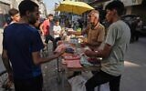 Un vendeur palestinien sur un marché de rue dans la ville de Gaza, le 23 juillet 2025. (Crédit : AP Photo/Jehad Alshrafi)