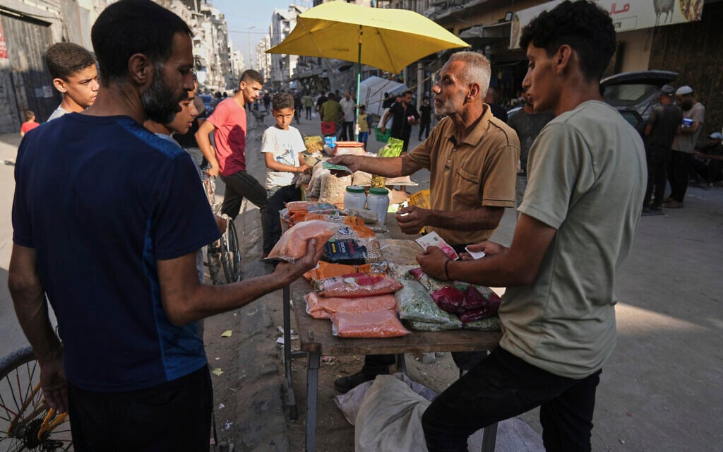 Un vendeur palestinien sur un marché de rue dans la ville de Gaza, le 23 juillet 2025. (Crédit : AP Photo/Jehad Alshrafi) Un vendeur palestinien sur un marché de rue dans la ville de Gaza, le 23 juillet 2025. (Crédit : AP Photo/Jehad Alshrafi)