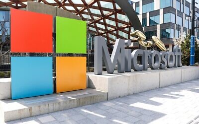 Une enseigne et le logo Microsoft au siège social de l'entreprise, le 4 avril 2025, à Redmond, dans l'État de Washington. (Crédit : AP/Jason Redmond)