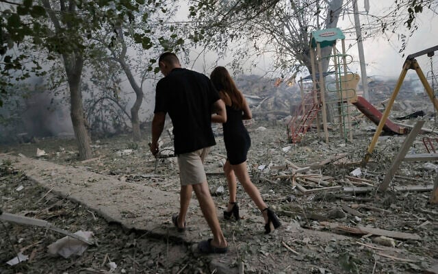Des riverains passent près des lieux de la frappe aérienne russe qui a détruit une maison à Kramatorsk, en Ukraine, le 31 juillet 2025. (Photo AP/Yevhen Titov) Des riverains passent près des lieux de la frappe aérienne russe qui a détruit une maison à Kramatorsk, en Ukraine, le 31 juillet 2025. (Photo AP/Yevhen Titov)