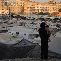 Un campement de tentes pour les Palestiniens déplacés s'étend le long de Gaza-City, le 3 août 2025. (Crédit : Jehad Alshrafi/AP)
