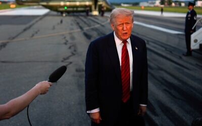 Le président américain Donald Trump s'adressant aux journalistes avant d'embarquer à bord de l'Air Force One, à l'aéroport international de Lehigh Valley, à Allentown, en Pennsylvanie, le 3 août 2025. (Crédit : Julia Demaree Nikhinson/AP)