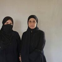 Sara Hathaleen et Myassar Hathaleen, deux des dizaines de femmes bédouines en grève de la faim pour réclamer à Israël la restitution du corps du militant palestinien Awdah Hathaleen, tué lors d'un affrontement avec un Israélien radical, à Umm al-Khair, en Cisjordanie, le 4 août 2025. (Crédit : Julia Frankel/AP)