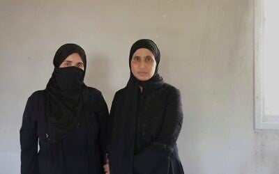 Sara Hathaleen et Myassar Hathaleen, deux des dizaines de femmes bédouines en grève de la faim pour réclamer à Israël la restitution du corps du militant palestinien Awdah Hathaleen, tué lors d'un affrontement avec un Israélien radical, à Umm al-Khair, en Cisjordanie, le 4 août 2025. (Crédit : Julia Frankel/AP)