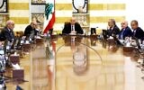 Sur cette photo publiée par le service de presse de la présidence libanaise, le président libanais Joseph Aoun, au centre, et le Premier ministre libanais Nawaf Salam, à gauche à l'arrière-plan, dirigent une réunion du Conseil des ministres pour discuter du désarmement du Hezbollah, au palais présidentiel de Baabda, à l'est de Beyrouth, au Liban, le 5 août 2025. (Crédit : Service de presse de la présidence libanaise via AP)