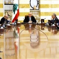 Sur cette photo publiée par le service de presse de la présidence libanaise, le président libanais Joseph Aoun, au centre, et le Premier ministre libanais Nawaf Salam, à gauche à l'arrière-plan, dirigent une réunion du Conseil des ministres pour discuter du désarmement du Hezbollah, au palais présidentiel de Baabda, à l'est de Beyrouth, au Liban, le 5 août 2025. (Crédit : Service de presse de la présidence libanaise via AP)