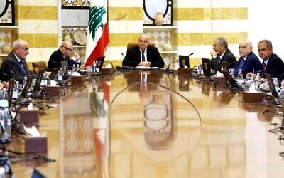 Sur cette photo publiée par le service de presse de la présidence libanaise, le président libanais Joseph Aoun, au centre, et le Premier ministre libanais Nawaf Salam, à gauche à l'arrière-plan, dirigent une réunion du Conseil des ministres pour discuter du désarmement du Hezbollah, au palais présidentiel de Baabda, à l'est de Beyrouth, au Liban, le 5 août 2025. (Crédit : Service de presse de la présidence libanaise via AP)