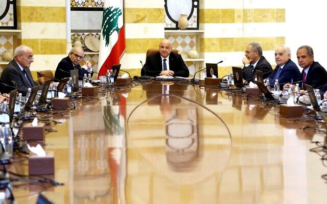 Sur cette photo publiée par le service de presse de la présidence libanaise, le président libanais Joseph Aoun, au centre, et le Premier ministre libanais Nawaf Salam, à gauche à l'arrière-plan, dirigent une réunion du Conseil des ministres pour discuter du désarmement du Hezbollah, au palais présidentiel de Baabda, à l'est de Beyrouth, au Liban, le 5 août 2025. (Crédit : Service de presse de la présidence libanaise via AP)