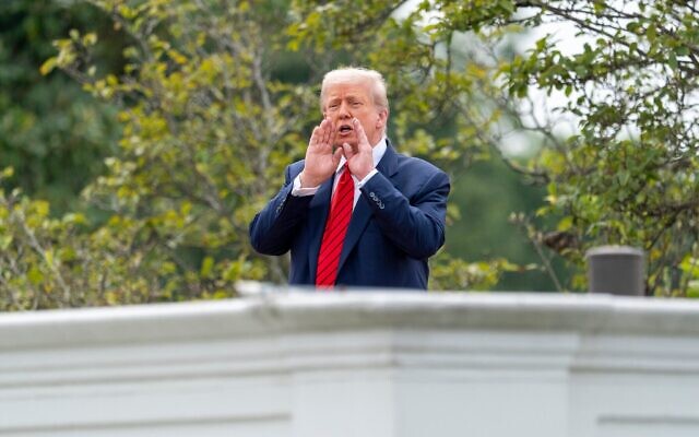 Le président américain Donald Trump s'adressant aux journalistes depuis le toit de la colonnade menant à l'aile ouest de la Maison Blanche, à Washington, le 5 août 2025. (Crédit : Alex Brandon/AP)