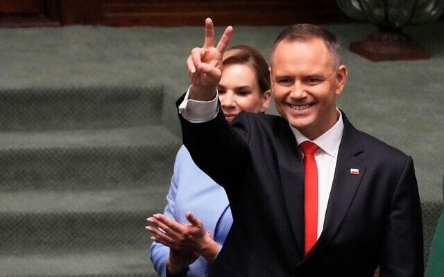 Le nouveau président polonais Karol Nawrocki, avec sa femme Marta Nawrocka, fait le signe de la victoire lors de la cérémonie d'investiture à Varsovie, en Pologne, le mercredi 6 août 2025. (Crédit : AP/Czarek Sokolowski)