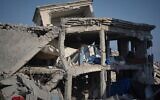 Les dégâts à la clinique de l'UNRWA Sheikh Radwan al-Taba après un bombardement de l'armée à Gaza-City, le 6 août 2025. (Crédit : AP Photo/Jehad Alshrafi)