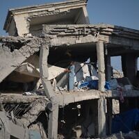 Les dégâts à la clinique de l'UNRWA Sheikh Radwan al-Taba après un bombardement de l'armée à Gaza-City, le 6 août 2025. (Crédit : AP Photo/Jehad Alshrafi)
