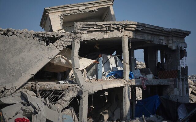 Les dégâts à la clinique de l'UNRWA Sheikh Radwan al-Taba après un bombardement de l'armée à Gaza-City, le 6 août 2025. (Crédit : AP Photo/Jehad Alshrafi)