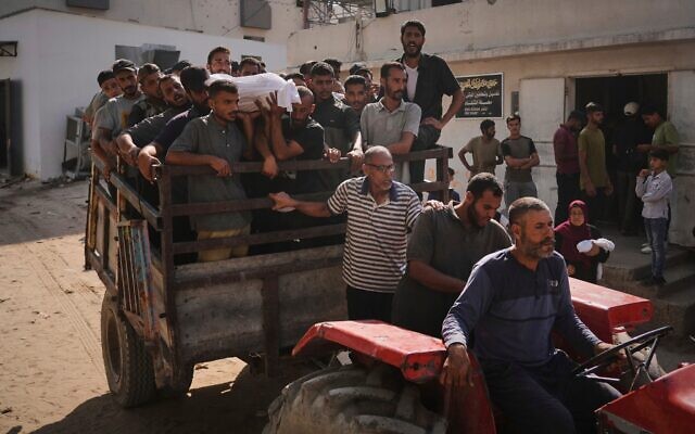 Des Gazaouis transportant le corps d'une personne tuée alors qu'elle tentait d'atteindre des camions humanitaires vers l'hôpital Shifa, à Gaza, le 6 août 2025. (Crédit : Jehad Alshrafi/AP) Des Gazaouis transportant le corps d'une personne tuée alors qu'elle tentait d'atteindre des camions humanitaires vers l'hôpital Shifa, à Gaza, le 6 août 2025. (Crédit : Jehad Alshrafi/AP)