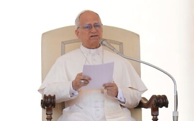 Le pape Léon XIV tient son audience générale hebdomadaire sur la place Saint-Pierre, au Vatican, le 6 août 2025. (Crédit : AP Photo/Gregorio Borgia)