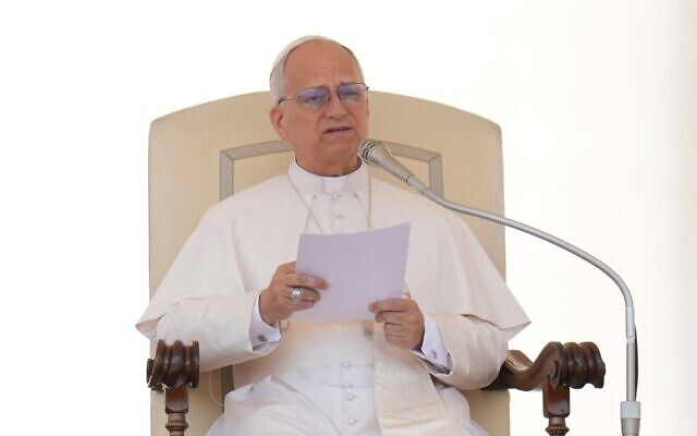 Le pape Léon XIV tient son audience générale hebdomadaire sur la place Saint-Pierre, au Vatican, le 6 août 2025. (Crédit : AP Photo/Gregorio Borgia)