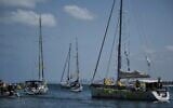 Des proches des otages israéliens détenus par le Hamas quittent Ashkelon en bateau le 7 août 2025. (Crédit : AP/Leo Correa)