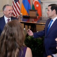 L'envoyé spécial du président Steve Witkoff, à gauche, et le secrétaire d'État américain Marco Rubio arrivent avant une cérémonie de signature trilatérale avec le président azerbaïdjanais Ilham Aliyev et le Premier ministre arménien Nikol Pashinyan dans la salle à manger d'État de la Maison Blanche, le vendredi 8 août 2025, à Washington. (Crédit : AP Photo/Mark Schiefelbein)