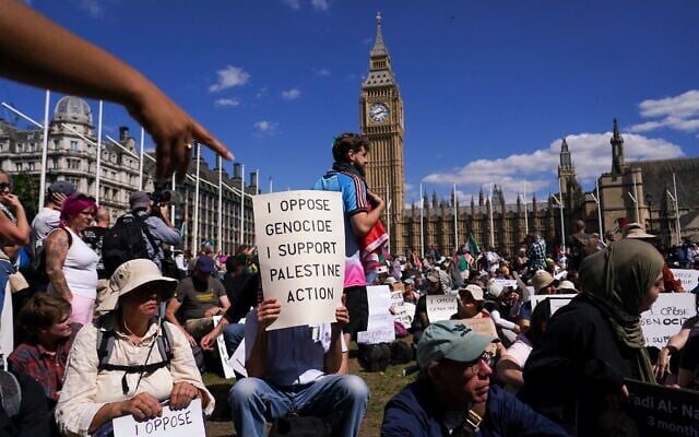Un manifestant tient une pancarte lors d'une manifestation en soutien à Palestine Action, sur Parliament Square, à Londres, le 9 août 2025. (Crédit : AP Photo/Alberto Pezzali)