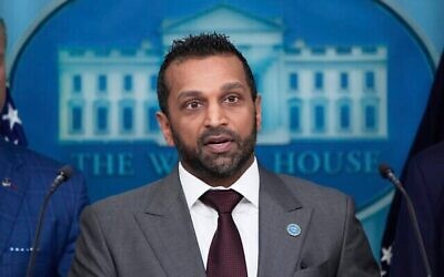 Le directeur du FBI, Kash Patel, s'exprimant lors d'une conférence de presse aux côtés du président Donald Trump, dans la salle de presse James Brady de la Maison Blanche, à Washington, le 11 août 2025. (Crédit : Alex Brandon/AP)